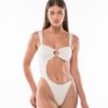 Vista frontal del bañador Sirena Off White sin modelo, con escote bandeau y aro dorado.