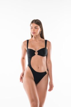 Modelo usando el bañador Sirena color Black de Acuarela Brand, con escote bandeau y aro dorado.