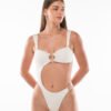 Modelo usando el bañador Sirena color Off White de Acuarela Brand, con escote bandeau y aro dorado.