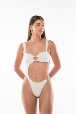 Modelo usando el bañador Sirena color Off White de Acuarela Brand, con escote bandeau y aro dorado.