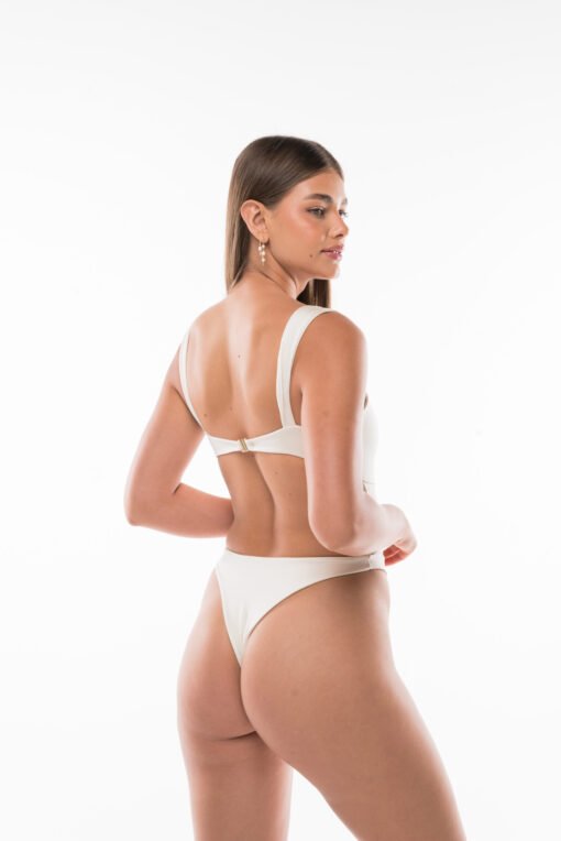Espalda del bañador Sirena Off White con corte brasileño.