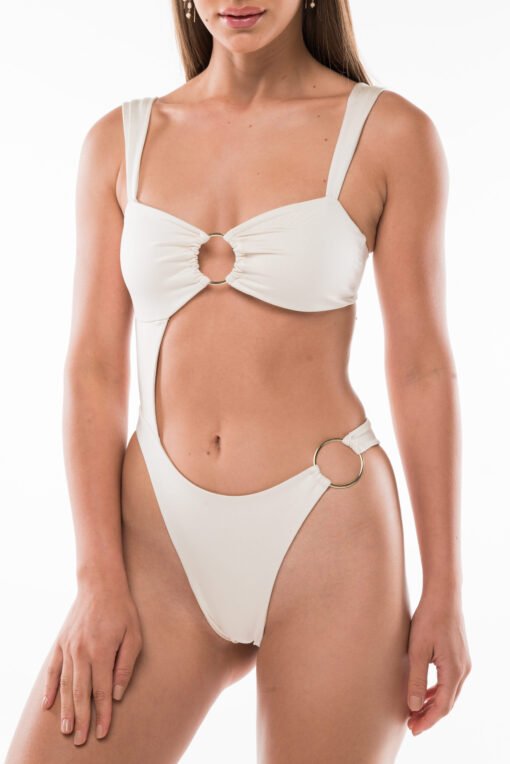 Detalle del aro metálico dorado en el centro del escote del bañador color Off White. - Acuarela Brand